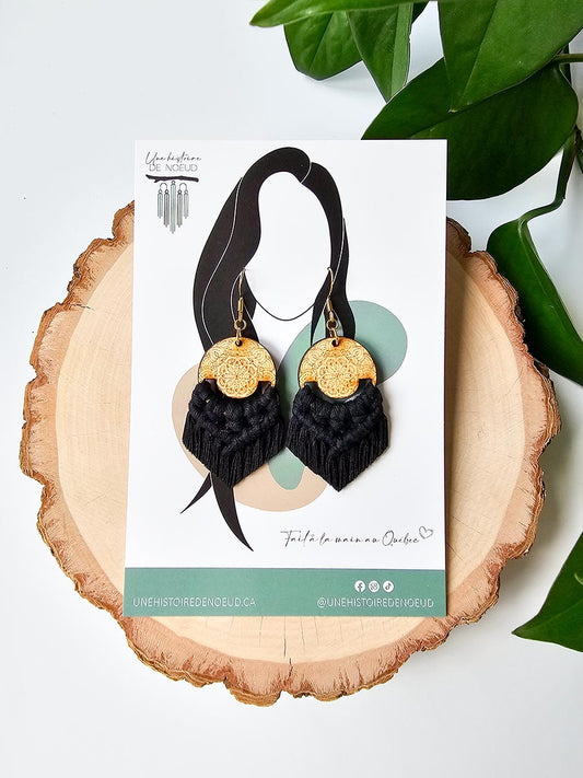 Boucles d'oreilles en macramé sur base en bois mandala, couleur noir et crochet or