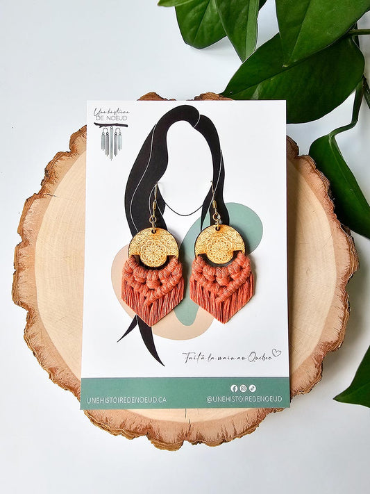 Boucles d'oreilles en macramé sur base en bois mandala, couleur terracota et crochet or