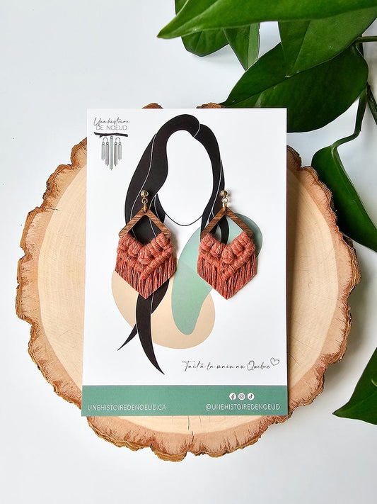 Boucles d’oreilles sur base en bois petite, couleur cannelle et crochet or
