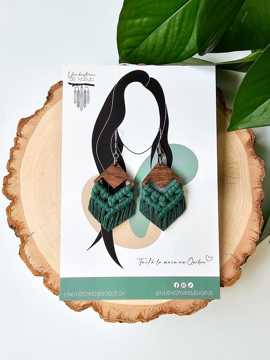 Boucles d’oreilles sur base en bois petite, couleur vert forêt et crochet argent