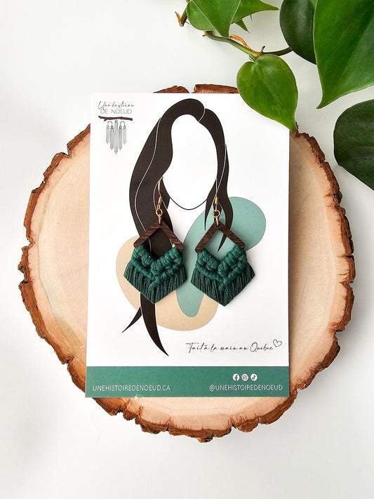 Boucles d’oreilles sur base en bois petite, couleur vert forêt, crochet or