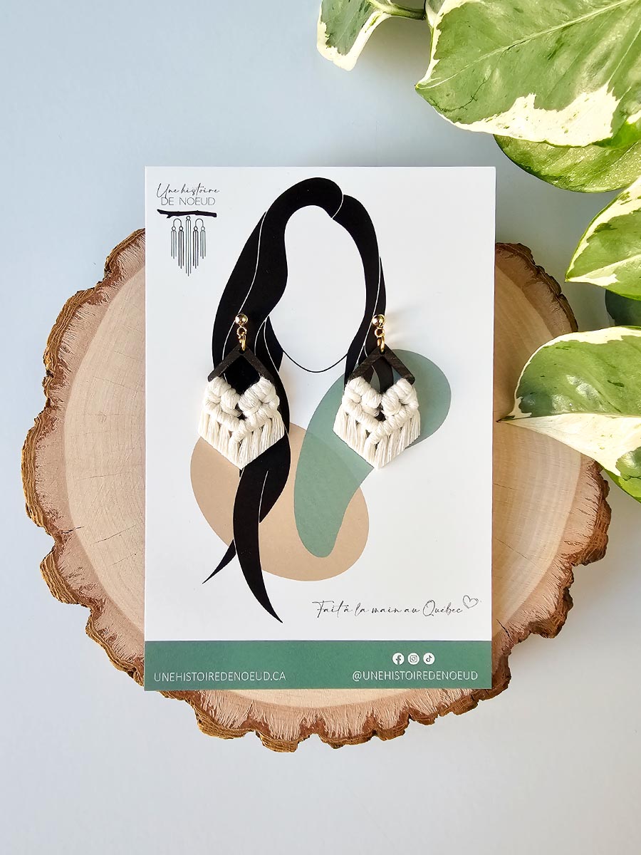 Boucles d’oreilles sur base en bois très petite, couleur naturel et attaches  or