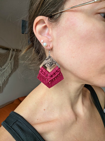 Boucles d’oreilles Flora en bois de noyer – Macramé bohème, couleur rouge cerise et argent