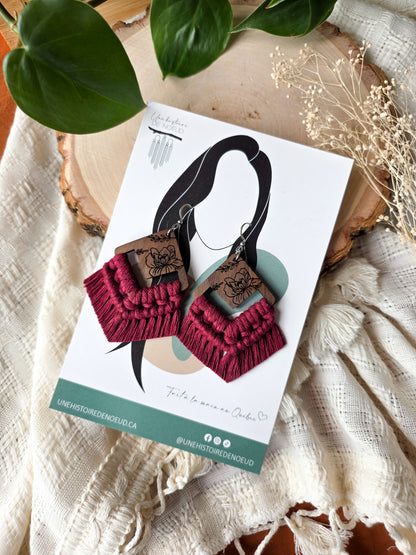 Boucles d’oreilles Flora en bois de noyer – Macramé bohème, couleur rouge cerise et argent