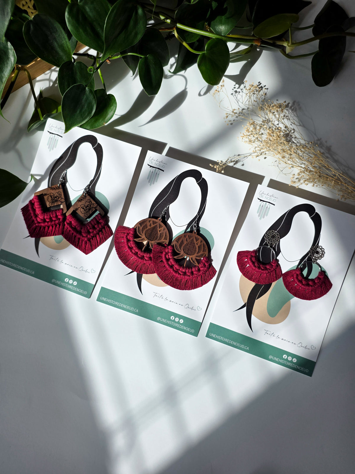 Boucles d’oreilles Flora en bois de noyer – Macramé bohème, couleur rouge cerise et argent