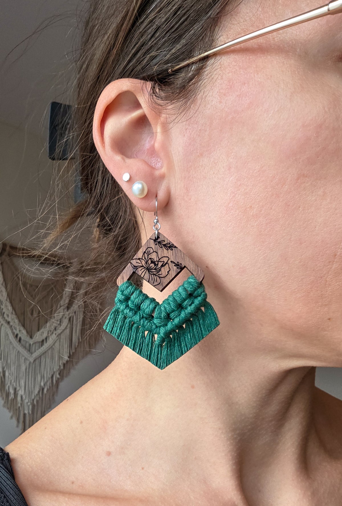 Boucles d’oreilles Flora en bois de noyer – Macramé bohème, couleur vert forêt et argent
