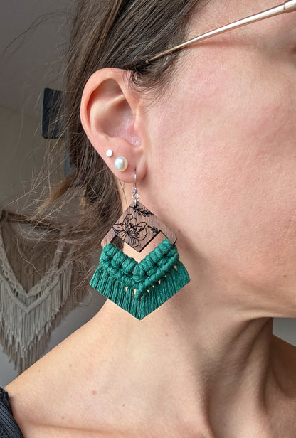 Boucles d’oreilles Flora en bois de noyer – Macramé bohème, couleur vert forêt et argent