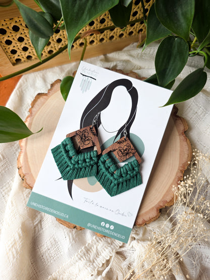 Boucles d’oreilles Flora en bois de noyer – Macramé bohème, couleur vert forêt et argent