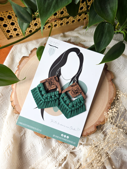Boucles d’oreilles Flora en bois de noyer – Macramé bohème, couleur vert forêt et argent