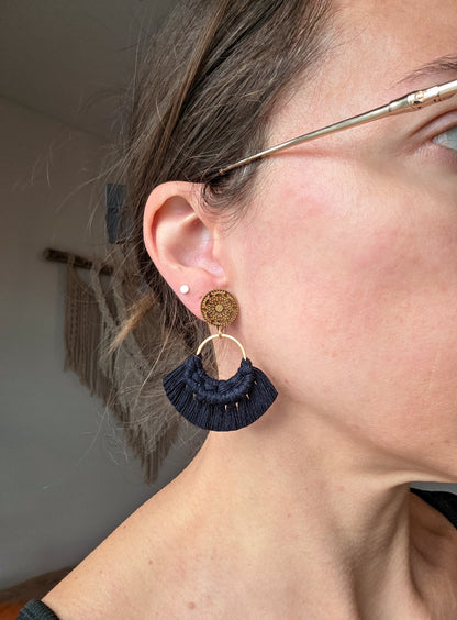 Boucles d’oreilles Noélia – Macramé bohème, couleur noir et or