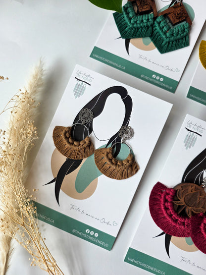 Boucles d’oreilles Noélia – Macramé bohème, couleur noisette et argent