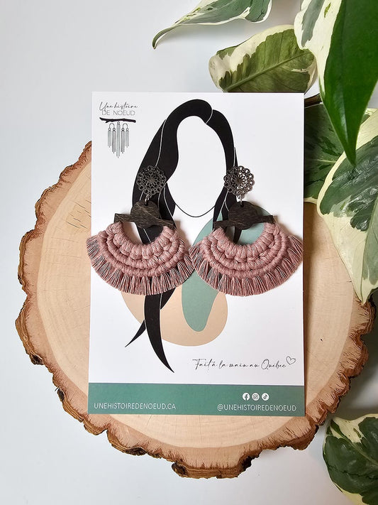 Boucles d'oreilles en macramé sur base en bois, couleur mauve pâle et attaches argent