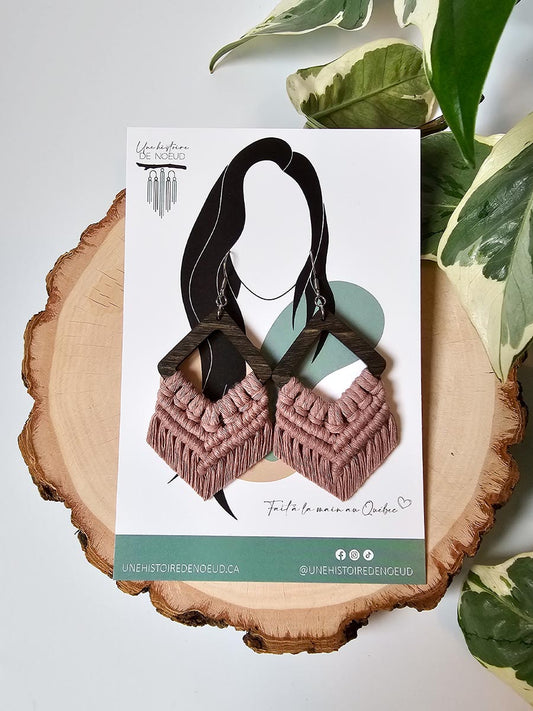 Boucles d'oreilles en macramé sur base en bois grande, couleur mauve pâle et crochet argent