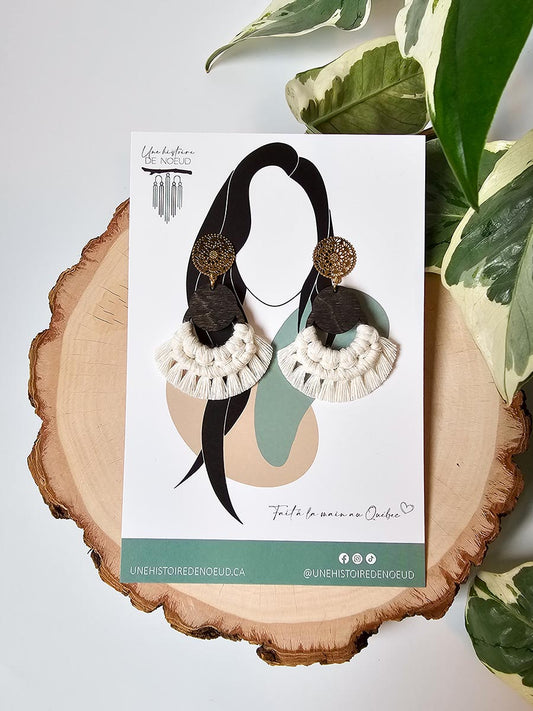 Boucles d'oreilles en macramé sur base en bois, couleur naturel et attaches or