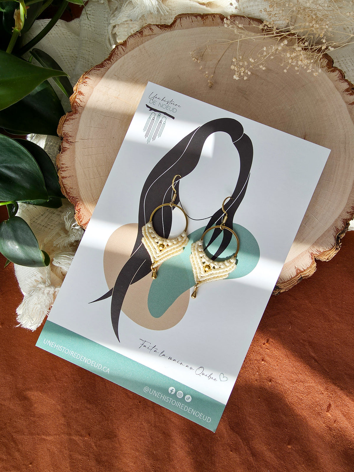 Boucles d’oreilles Ankaa – Micro-macramé bohème, couleur naturel et or