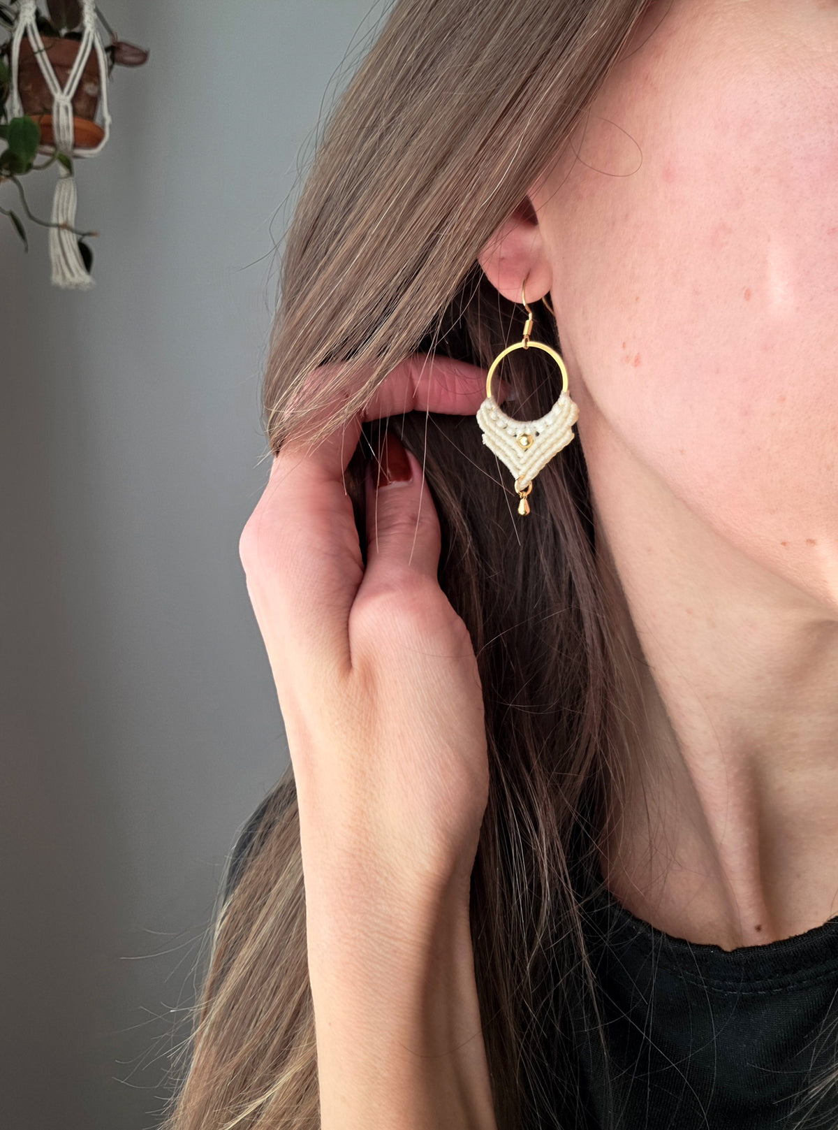Boucles d’oreilles Ankaa – Micro-macramé bohème, couleur naturel et or