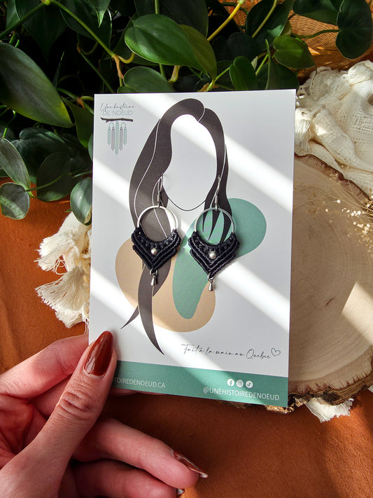 Boucles d’oreilles Ankaa – Micro-macramé bohème, couleur noir et argent