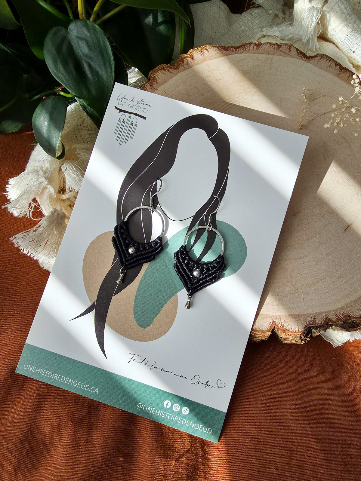 Boucles d’oreilles Ankaa – Micro-macramé bohème, couleur noir et argent