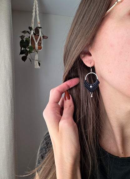 Boucles d’oreilles Ankaa – Micro-macramé bohème, couleur noir et argent