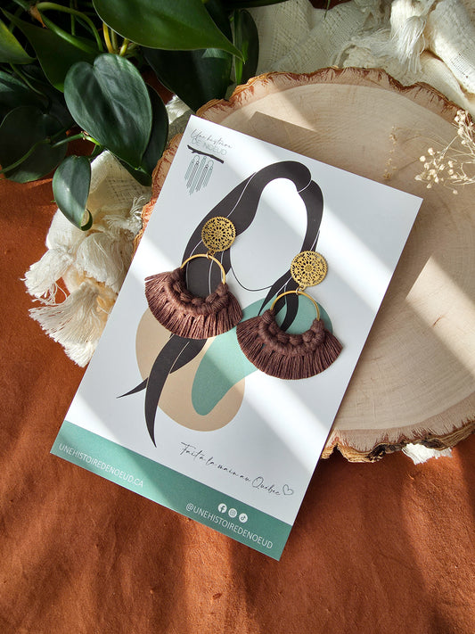Boucles d’oreilles Noélia – Macramé bohème, couleur chocolat et or