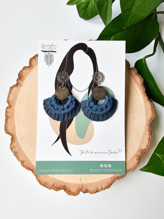 Boucles d'oreilles en macramé, base en bois, couleur bleu foncé, attaches argent