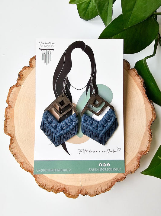 Boucles d'oreilles en macramé sur base en bois grande, couleur bleu foncé et crochet argent