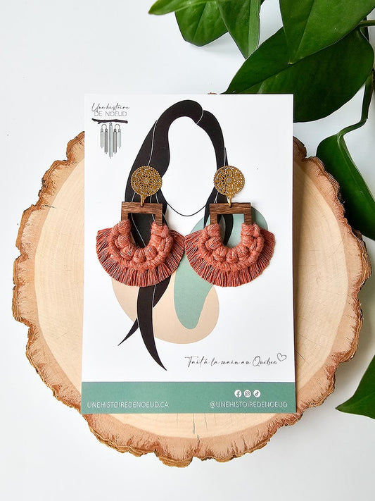 Boucles d'oreilles en macramé sur base en bois, couleur cannelle et crochet or