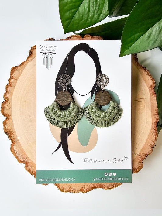 Boucles d'oreilles en macramé, base en bois, couleur eucalyptus, attaches argent