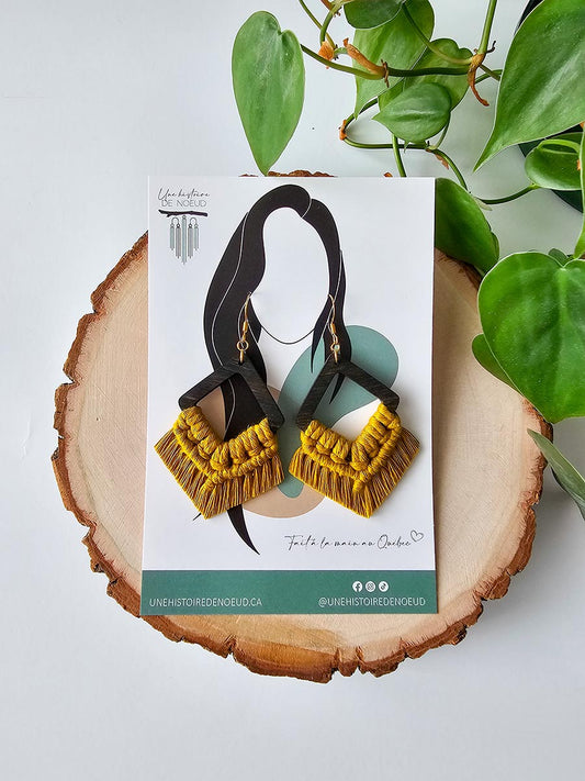 Boucles d'oreilles en macramé sur base en bois grande, couleur jaune épicé et crochet or