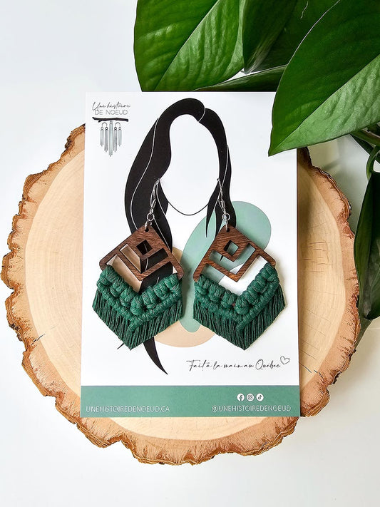 Boucles d'oreilles en macramé sur base en bois grande, couleur vert forêt et crochet argent