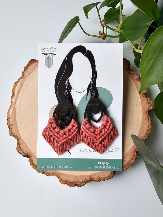 Boucles d'oreilles en macramé sur base en bois longue, couleur rose pivoine et crochet argent