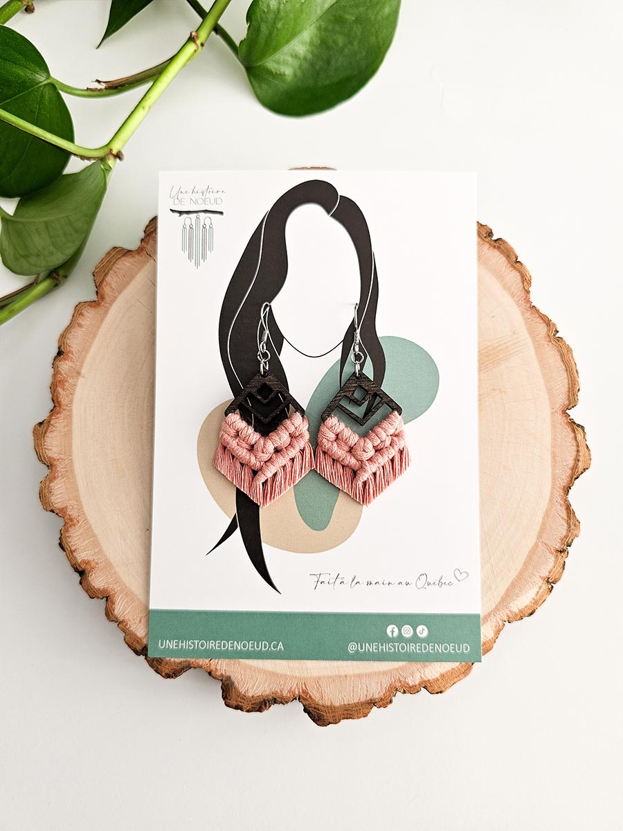 Boucles d’oreilles sur base en bois petite, couleur rose blush et crochet argent