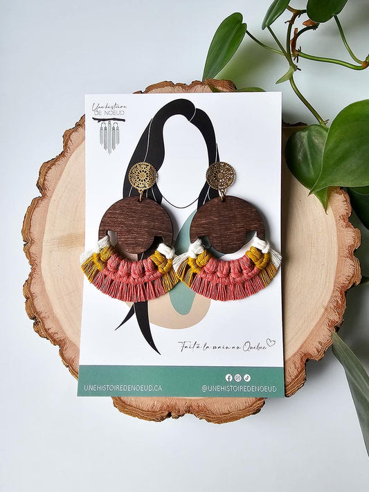 Boucles d'oreilles en macramé sur base en bois rondes grandes, couleur pivoine, jaune épicé et naturel, attache or