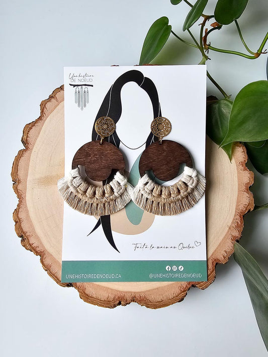 Boucles d'oreilles en macramé sur base en bois rondes grandes, couleur sable, beige pâle et naturel, attache or