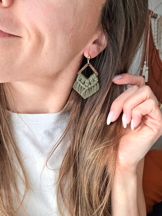 Boucles d’oreilles Élora – Macramé bohème, couleur olive et or