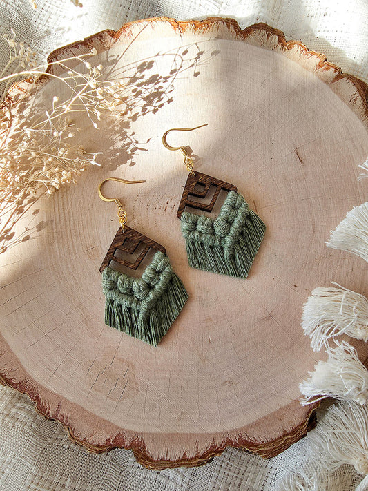 Boucles d’oreilles Zaya – Macramé bohème, couleur eucalyptus et or