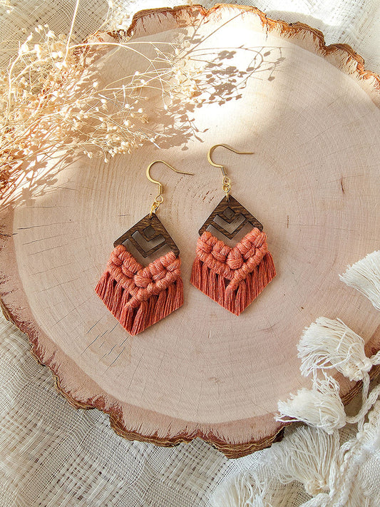 Boucles d’oreilles Zaya – Macramé bohème, couleur terracota et or