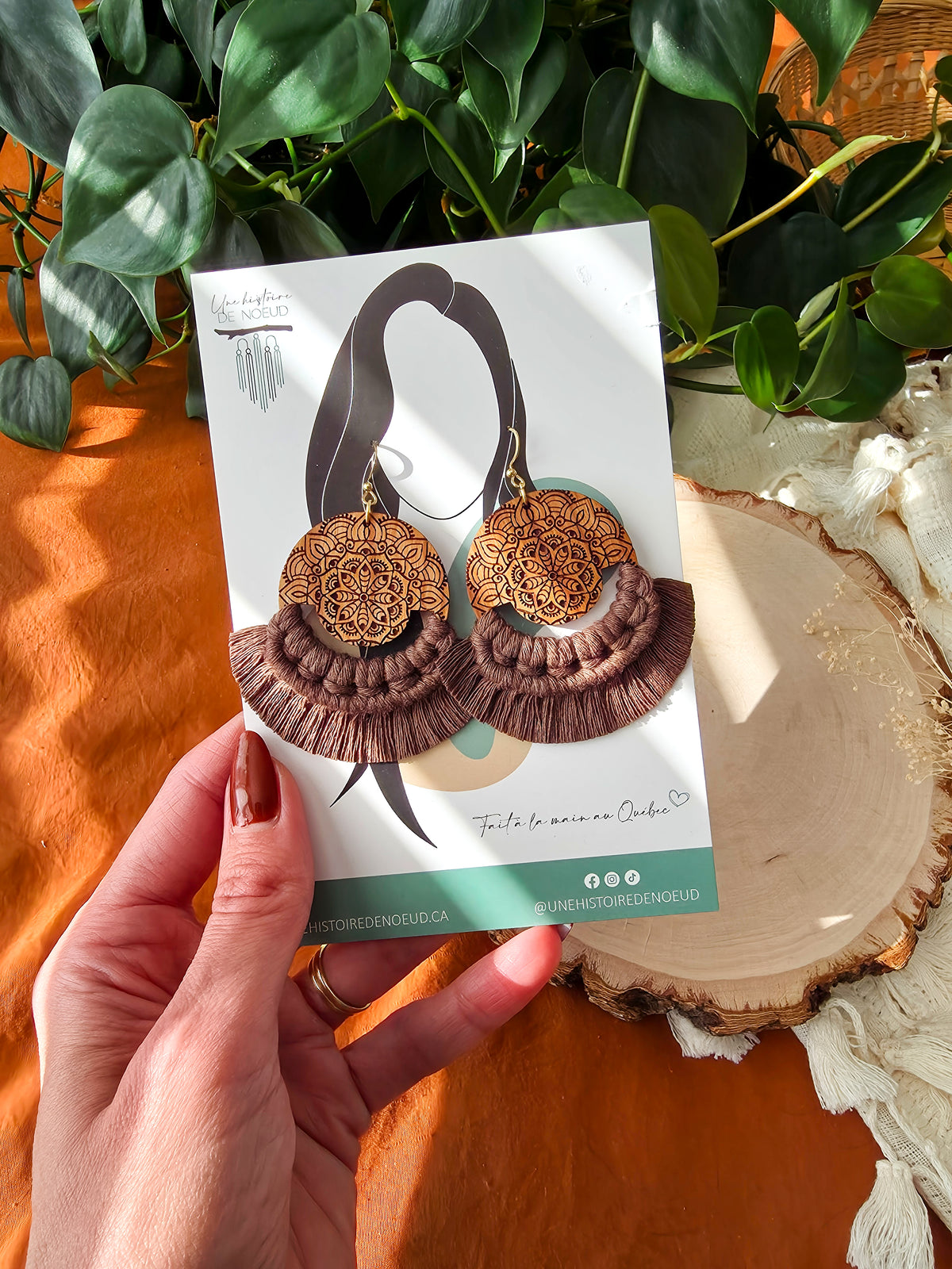 Boucles d’oreilles Mandala en bois de noyer – Format grand, couleur chocolat et or