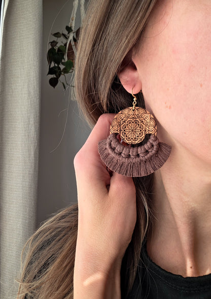 Boucles d’oreilles Mandala en bois de noyer – Format grand, couleur chocolat et or