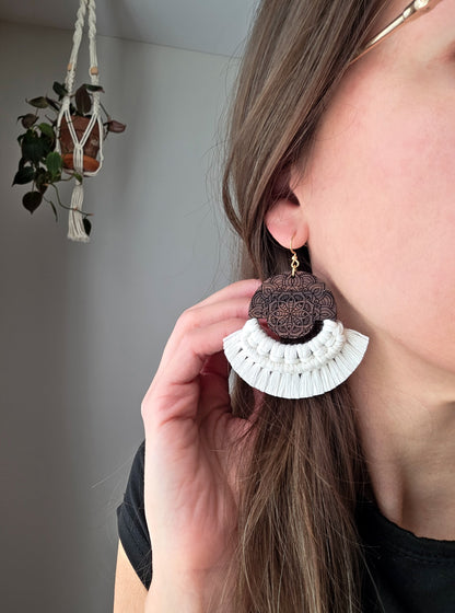 Boucles d’oreilles grand Mandala en bois de noyer – Macramé bohème, couleur naturel et or