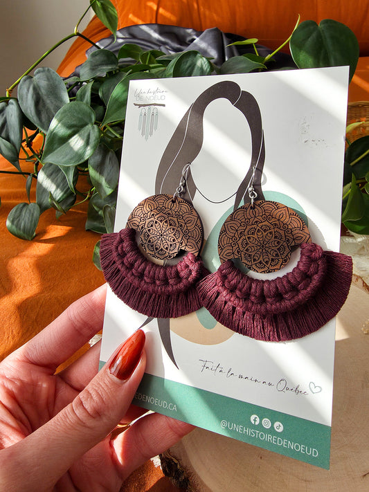 Boucles d’oreilles Mandala en bois de noyer – Format grand, couleur prune et argent
