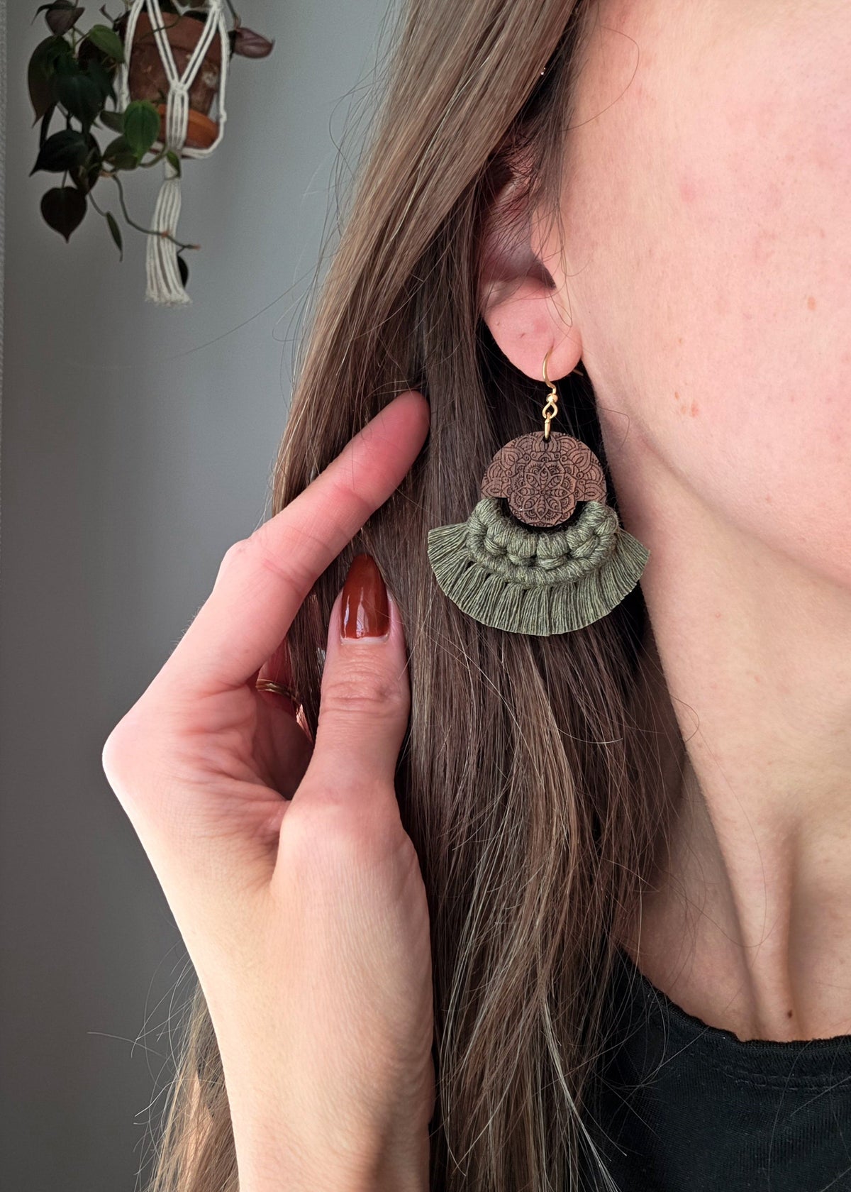 Boucles d’oreilles Mandala en bois de noyer – format petit, couleur olive et or