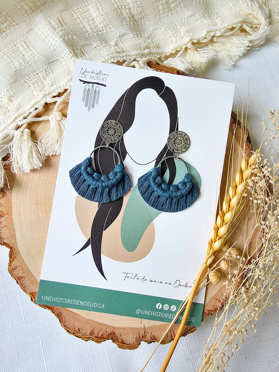 Boucles d’oreilles Noélia – Macramé bohème, couleur bleu foncé et argent