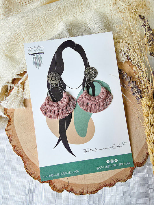 Boucles d’oreilles Noélia – Macramé bohème, couleur mauve pâle et argent