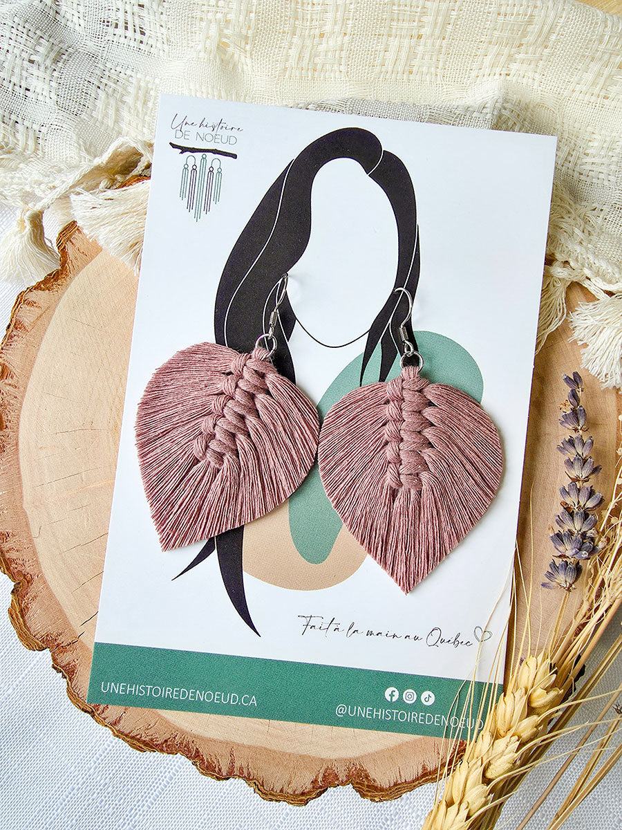 Boucles d’oreilles Plume – Macramé bohème, couleur mauve pâle et argent