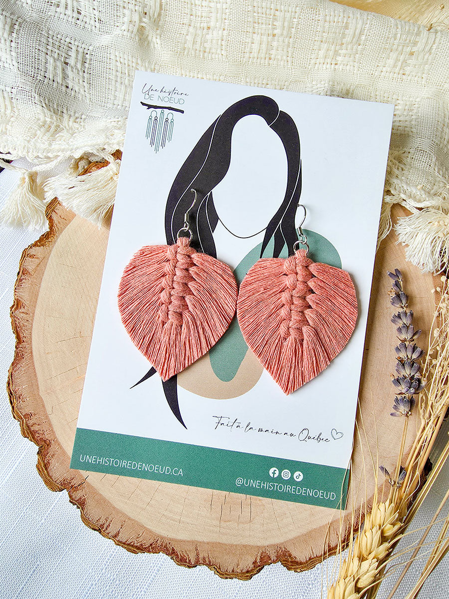 Boucles d’oreilles Plume – Macramé bohème, couleur rose blush et argent