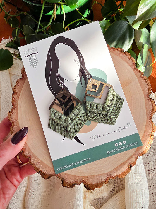 Boucles d’oreilles Azaya – Macramé bohème, couleur eucalyptus et argent