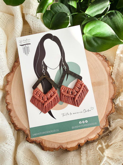 Boucles d’oreilles Élina – Macramé bohème, couleur cannelle et argent