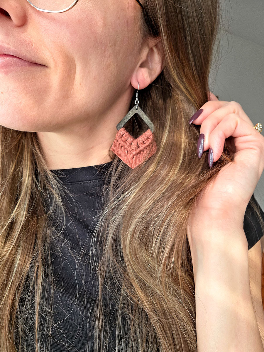 Boucles d’oreilles Élina – Macramé bohème, couleur cannelle et argent