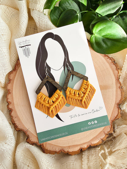Boucles d’oreilles Élina – Macramé bohème, couleur jaune moutarde et argent